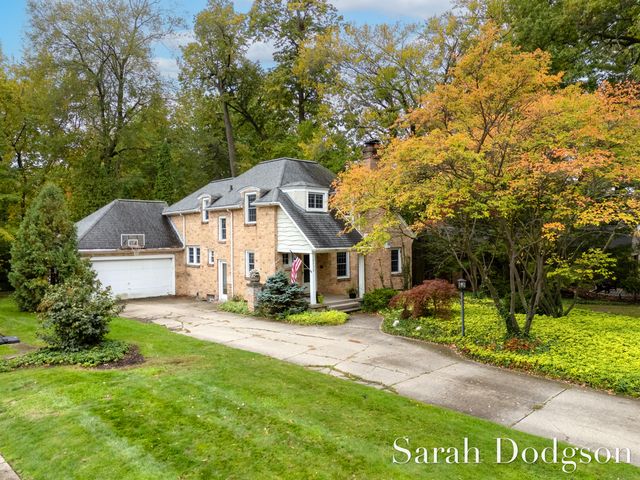 2752 Maplewood Drive SE, East Grand Rapids, MI 49506