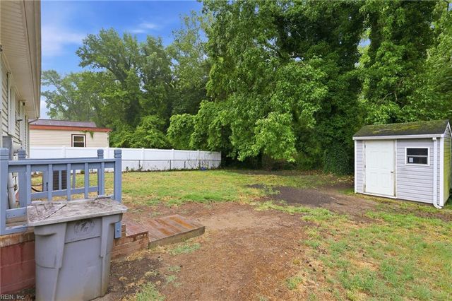 25 Rendon DR, Hampton, VA 23666