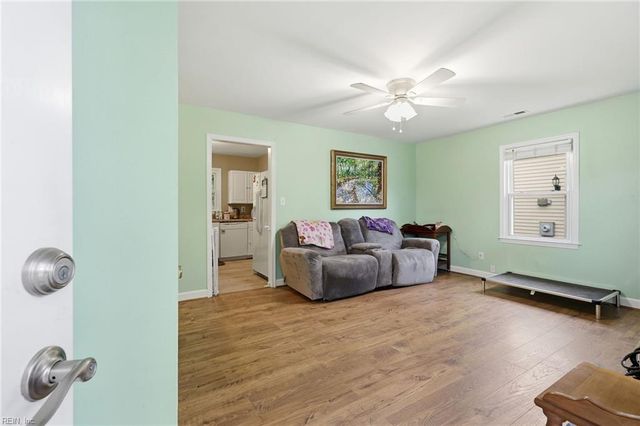 25 Rendon DR, Hampton, VA 23666