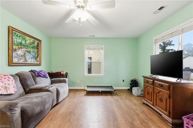 25 Rendon DR, Hampton, VA 23666