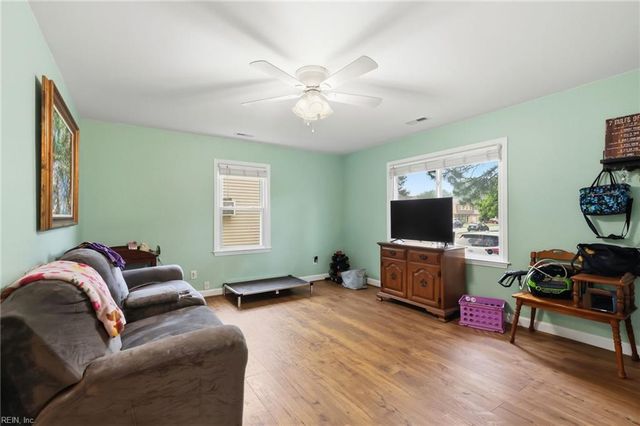 25 Rendon DR, Hampton, VA 23666