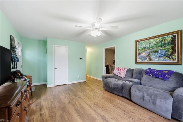 25 Rendon DR, Hampton, VA 23666