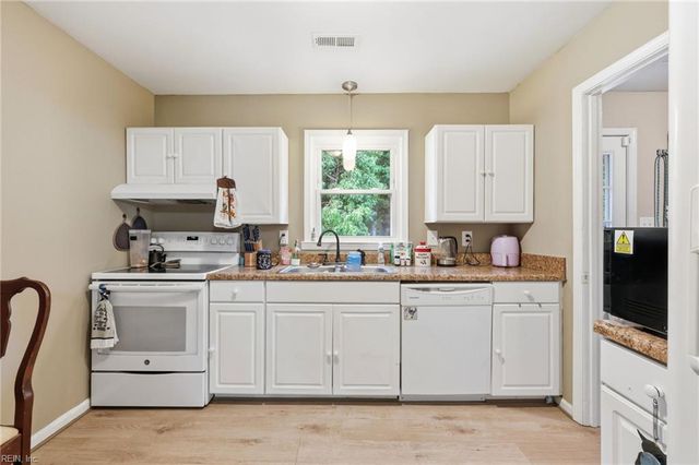 25 Rendon DR, Hampton, VA 23666