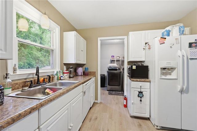 25 Rendon DR, Hampton, VA 23666