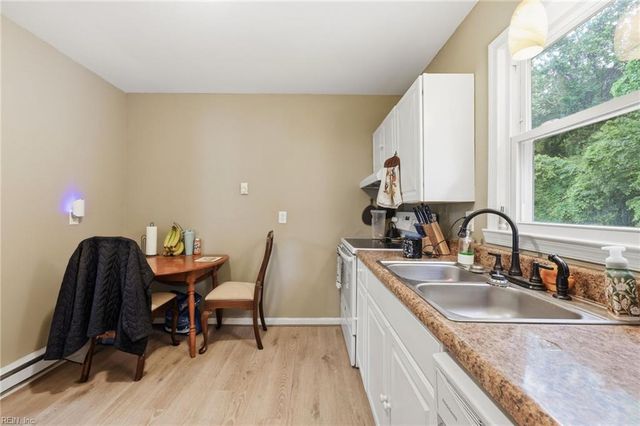 25 Rendon DR, Hampton, VA 23666