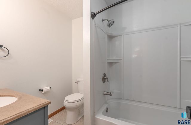 2305 S Royal Ct Court, Sioux Falls, SD 57106