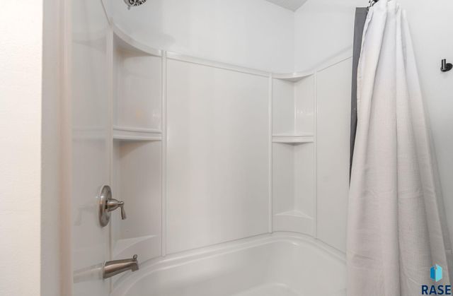 2305 S Royal Ct Court, Sioux Falls, SD 57106