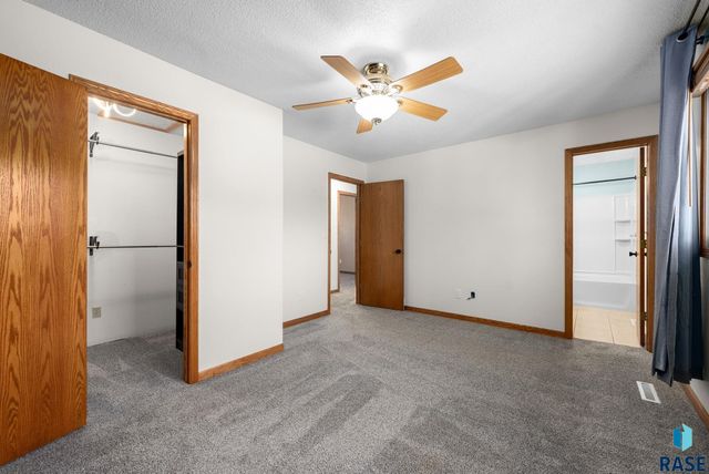 2305 S Royal Ct Court, Sioux Falls, SD 57106