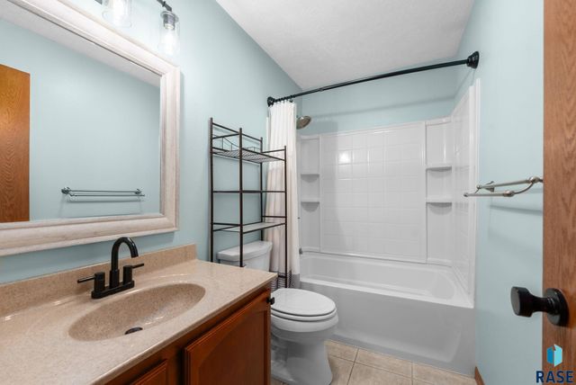 2305 S Royal Ct Court, Sioux Falls, SD 57106