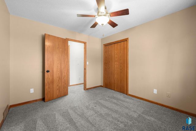 2305 S Royal Ct Court, Sioux Falls, SD 57106