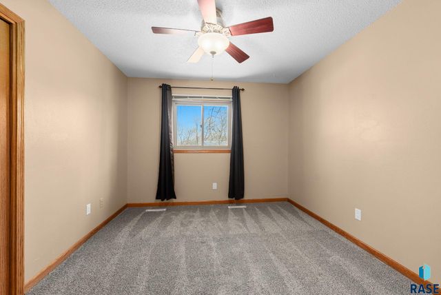 2305 S Royal Ct Court, Sioux Falls, SD 57106