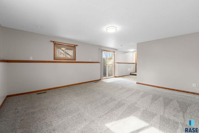 2305 S Royal Ct Court, Sioux Falls, SD 57106