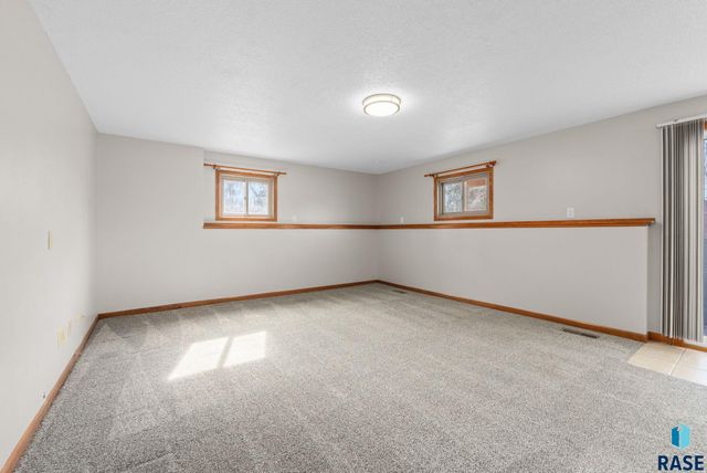 2305 S Royal Ct Court, Sioux Falls, SD 57106