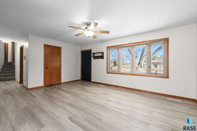 2305 S Royal Ct Court, Sioux Falls, SD 57106