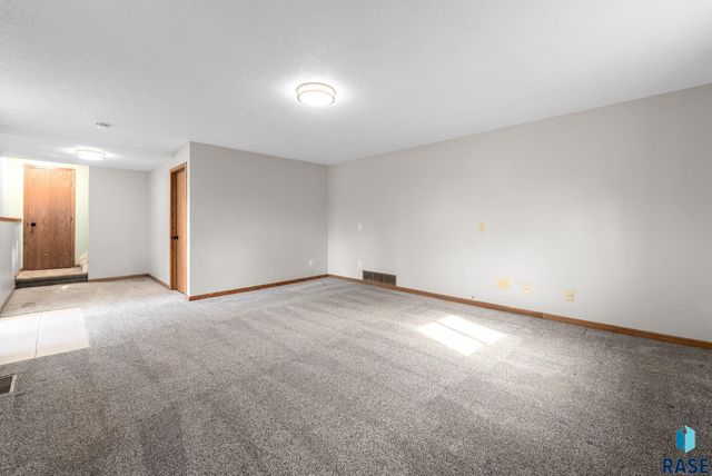 2305 S Royal Ct Court, Sioux Falls, SD 57106