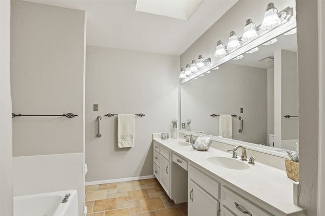 22 Doral Court, Pantego, TX 76013