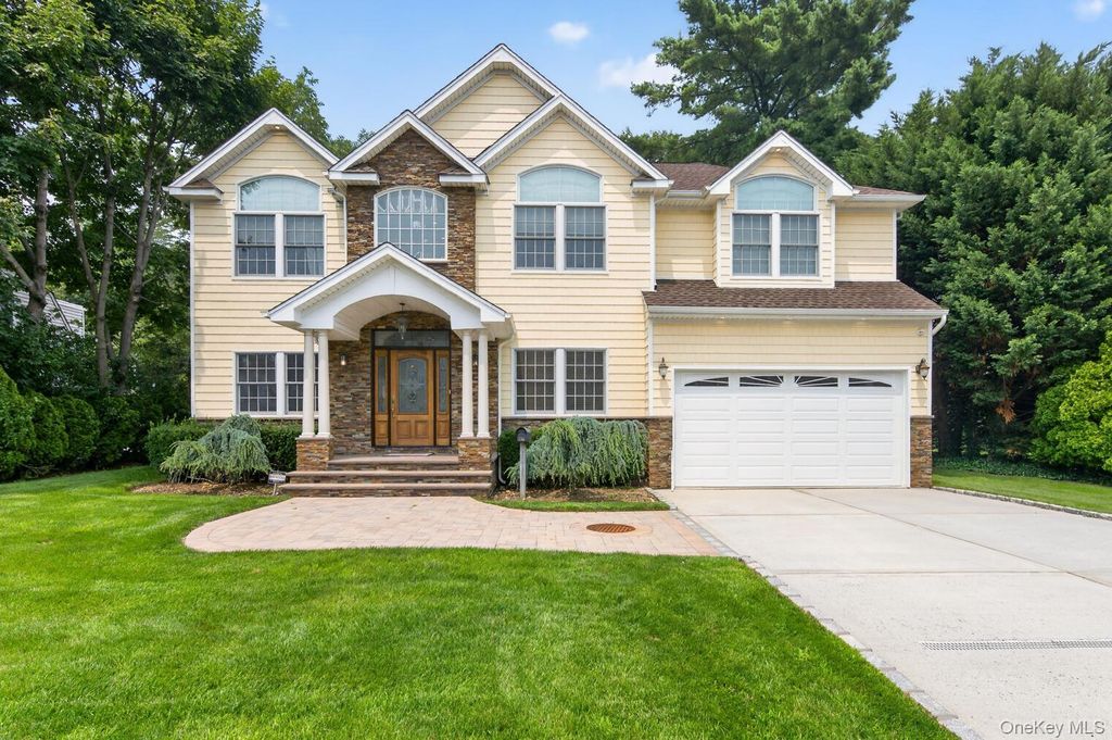 136 Circle Drive, Roslyn Heights, NY 11577 — exterior