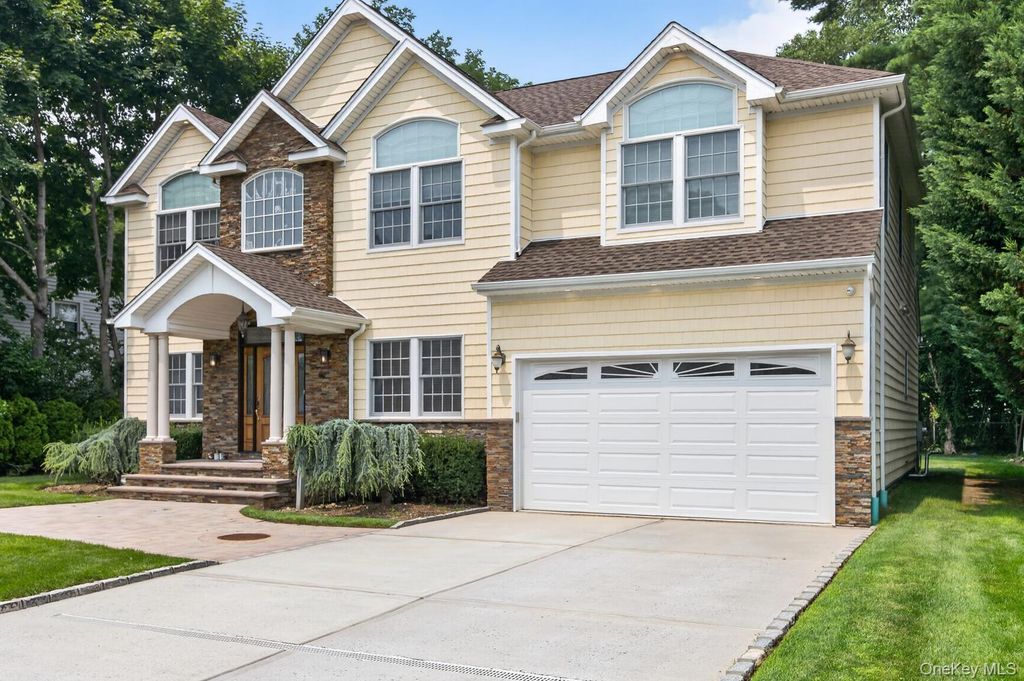 136 Circle Drive, Roslyn Heights, NY 11577 — photo 2