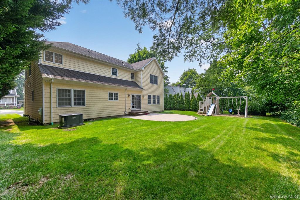 136 Circle Drive, Roslyn Heights, NY 11577 — photo 3