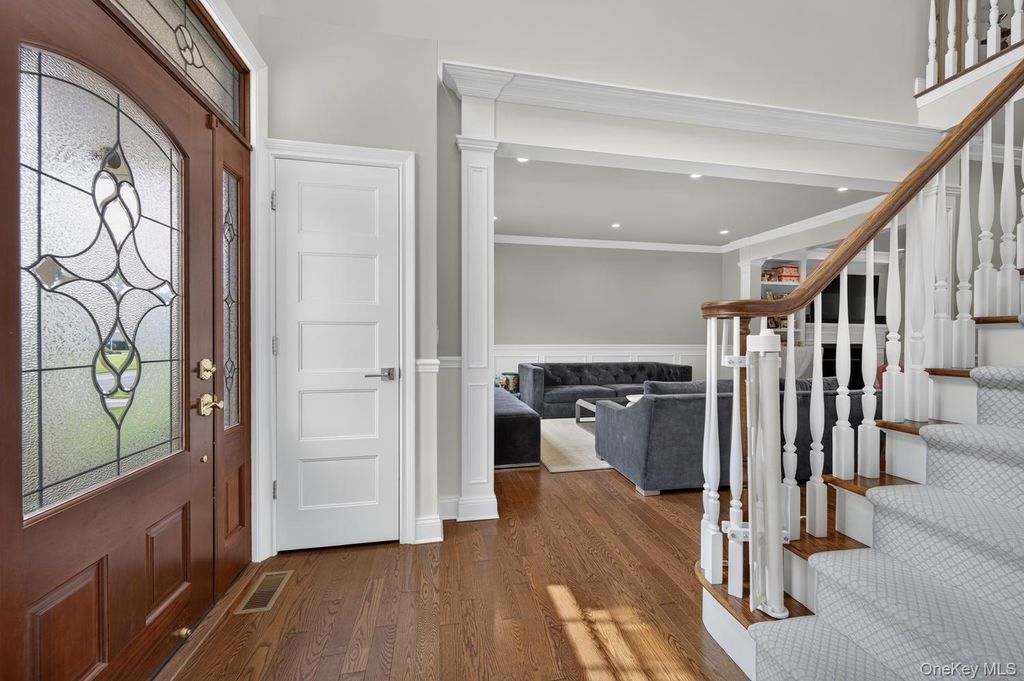 136 Circle Drive, Roslyn Heights, NY 11577 — photo 4