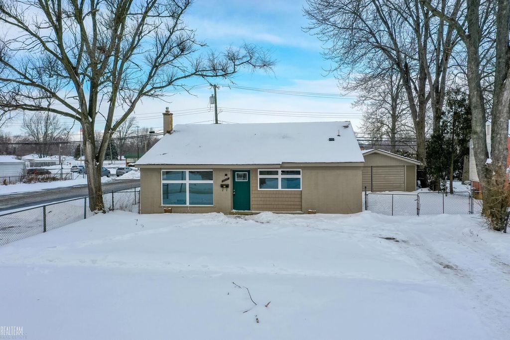 21425 Sunnyview Street, Clinton Township, MI 48035