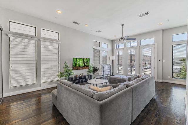 2114 Sabine Street, Houston, TX 77007
