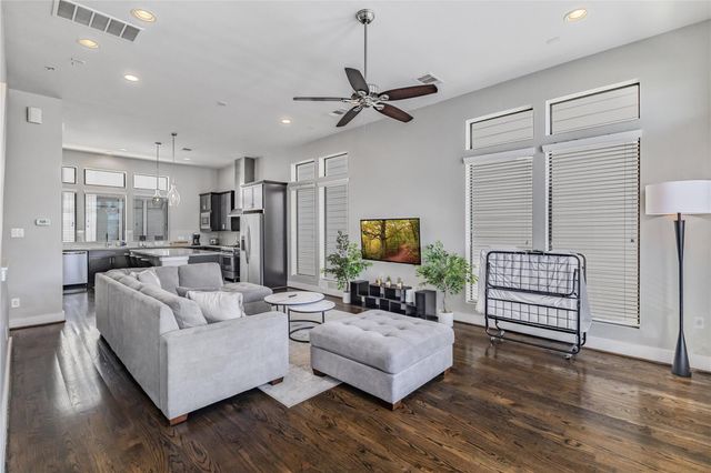 2114 Sabine Street, Houston, TX 77007