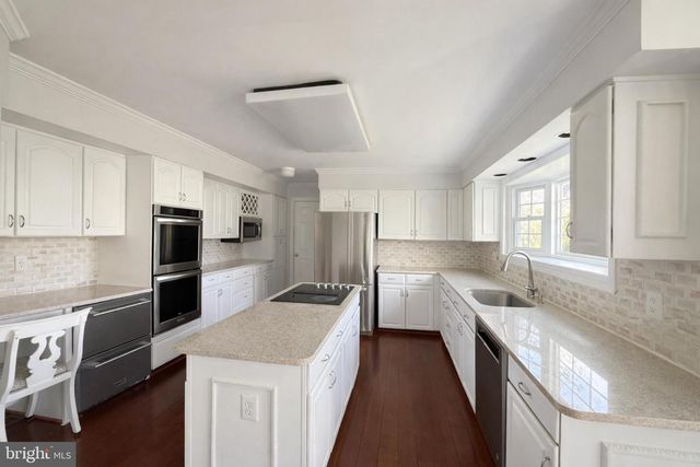 6181 SNOWHILL CT, Centreville, VA 20120