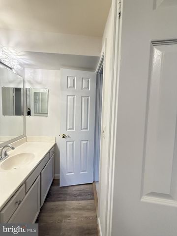 6181 SNOWHILL CT, Centreville, VA 20120