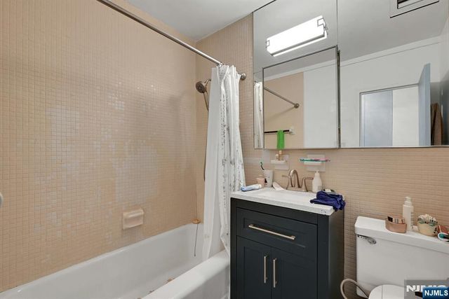 4 Horizon 805, Fort Lee, NJ 07024