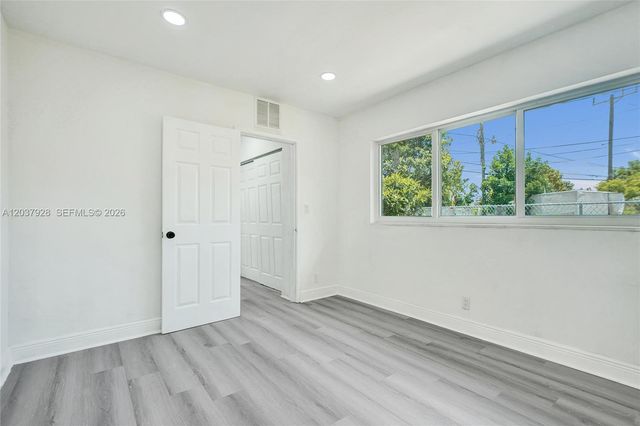 2343 NW 28th St, Oakland Park, FL 33311