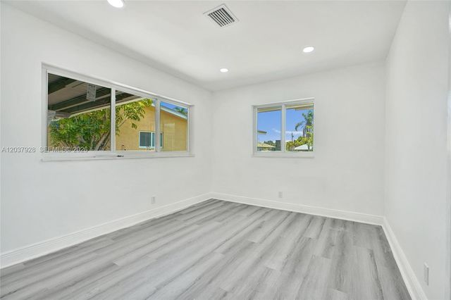 2343 NW 28th St, Oakland Park, FL 33311