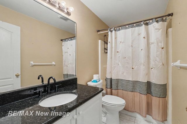 4439 W Edge Way, Burton, MI 48439