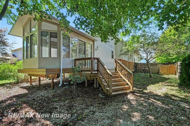 4439 W Edge Way, Burton, MI 48439