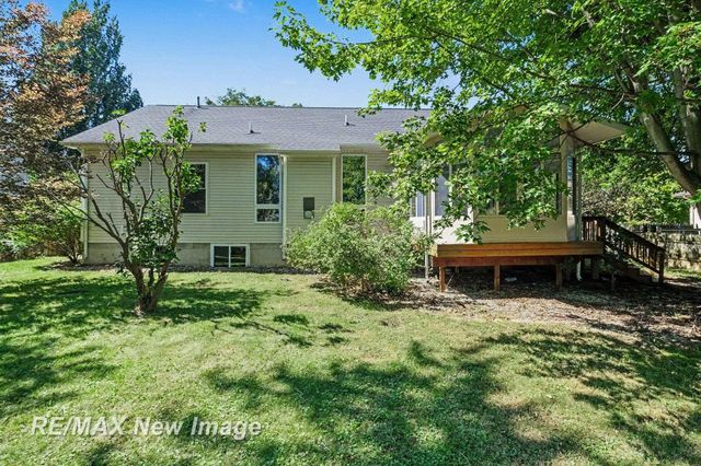 4439 W Edge Way, Burton, MI 48439