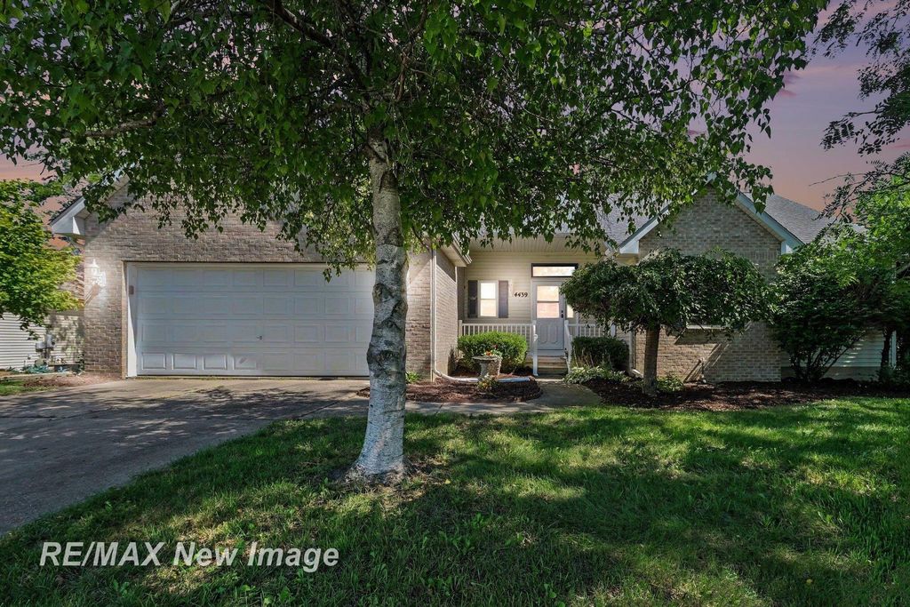 4439 W Edge Way, Burton, MI 48439