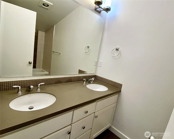 662 NE 40th Street, Seattle, WA 98105