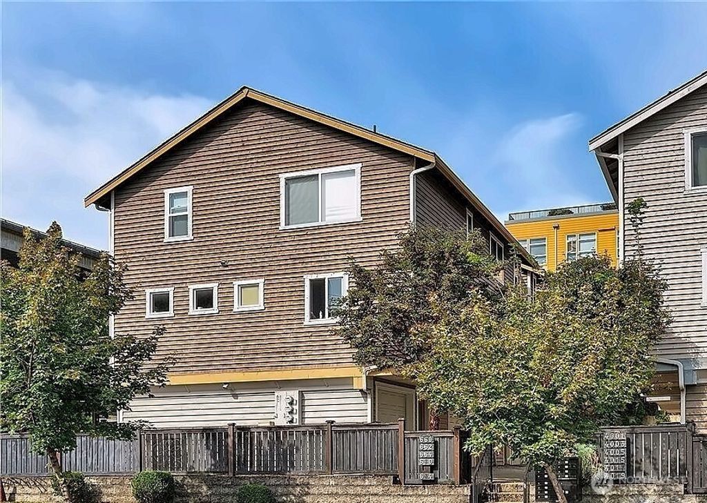 662 NE 40th Street, Seattle, WA 98105
