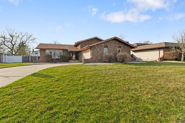 9536 Walnut Drive, Munster, IN 46321