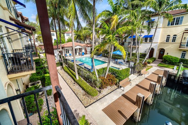 813 Estancia Way, Boynton Beach, FL 33435