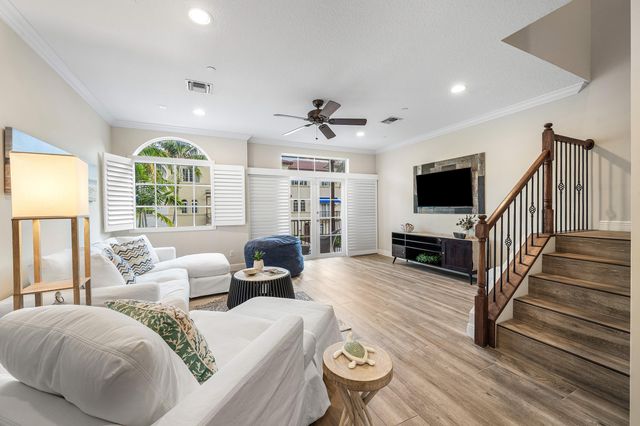 813 Estancia Way, Boynton Beach, FL 33435