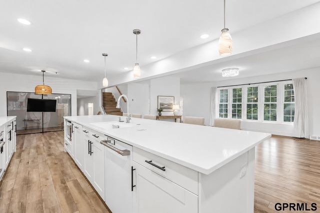 9933 Devonshire Drive, Omaha, NE 68114