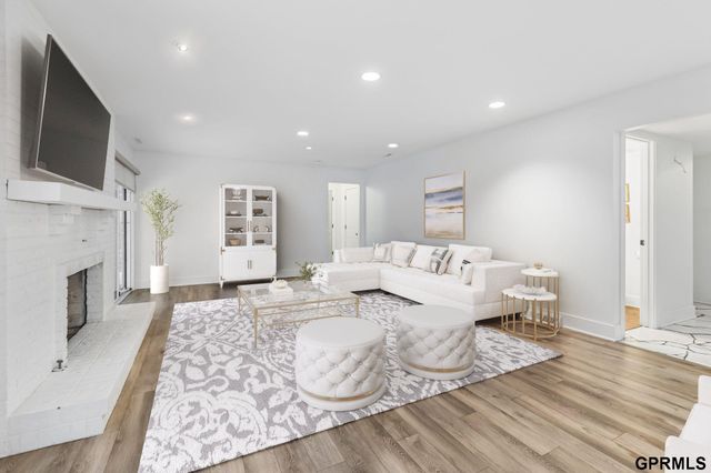9933 Devonshire Drive, Omaha, NE 68114