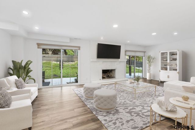 9933 Devonshire Drive, Omaha, NE 68114