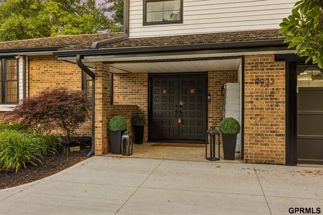 9933 Devonshire Drive, Omaha, NE 68114
