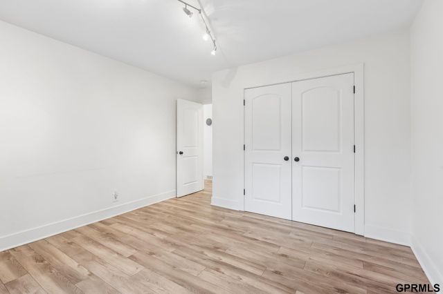 9933 Devonshire Drive, Omaha, NE 68114