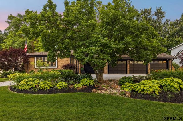 9933 Devonshire Drive, Omaha, NE 68114