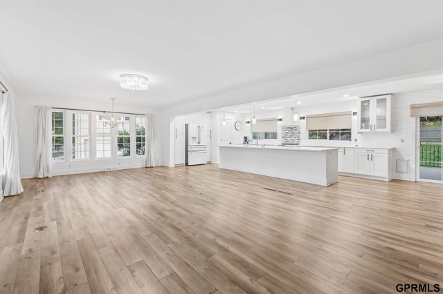 9933 Devonshire Drive, Omaha, NE 68114