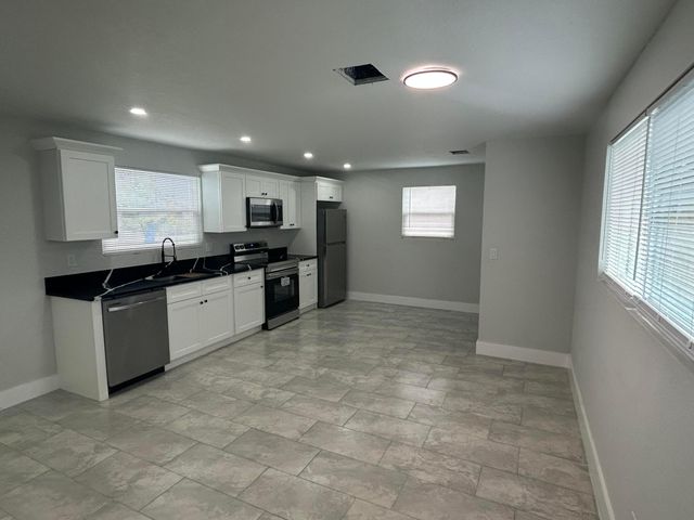 1531 W Avenue H W, Riviera Beach, FL 33404