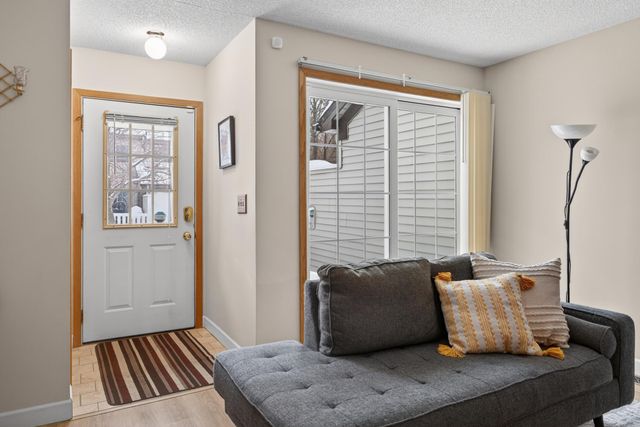 4065 Wilshire Circle 8, Shoreview, MN 55126